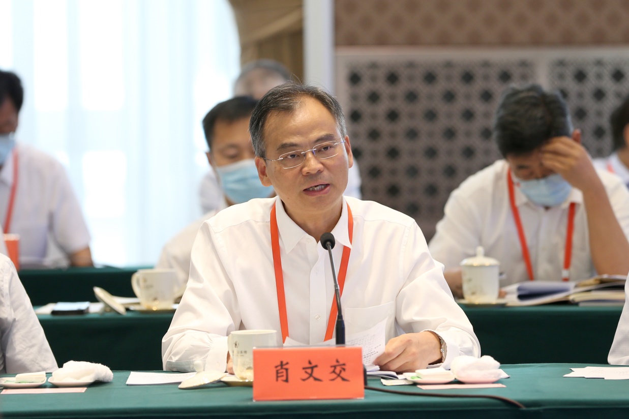 肖文交参加新疆绿色矿业发展院士论坛
