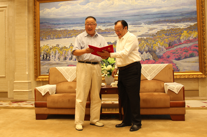 自治区领导为中科院院士颁发聘书----中国科学院新疆分院